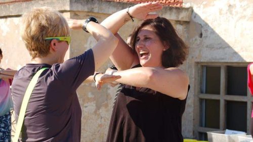 Ridere fa bene: i benefici scientifici e come tornare a ridere